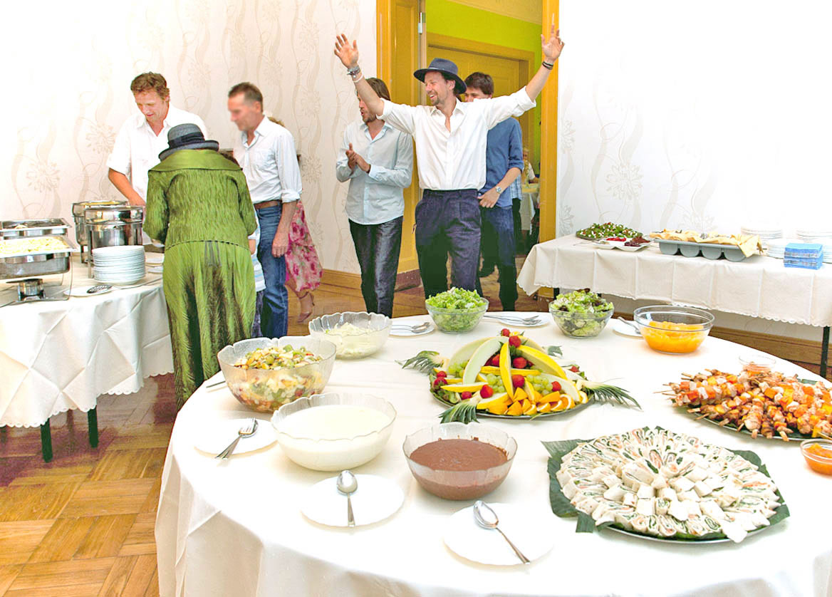 Landhaus Strausberg – Buffet verschiedener Speisen und Platten mit ausgelassenen Gästen