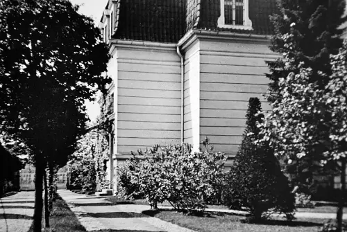Villa-Otto-Strausberg-seitlicher-Eingang