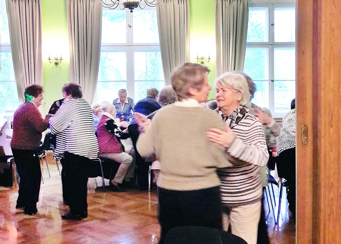 Landhaus Strausberg – Private Feier mit tanzenden Damen zur Osterveranstaltung der Volkssolidarität 